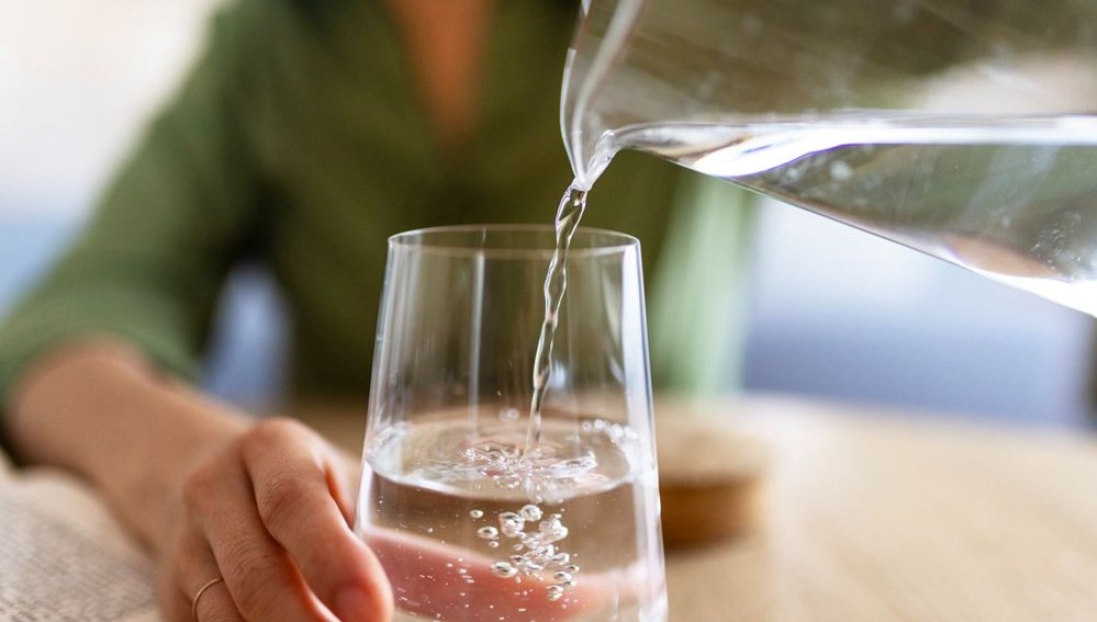 gunde-8-litre-su-icen-kadin-zehirlendi-xL3KvqvI.jpg