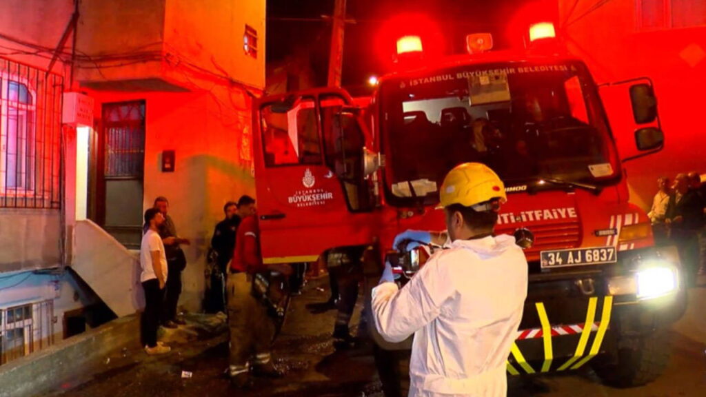 Eyüpsultan’da Bodrum Katında Yangın: 2 Çocukla Birlikte 4 Kişi Yaralandı