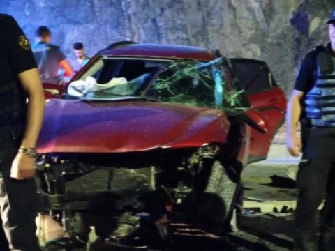 Hakkaride otomobiller kafa kafaya carpisti yaralilar var z6PwJh8h