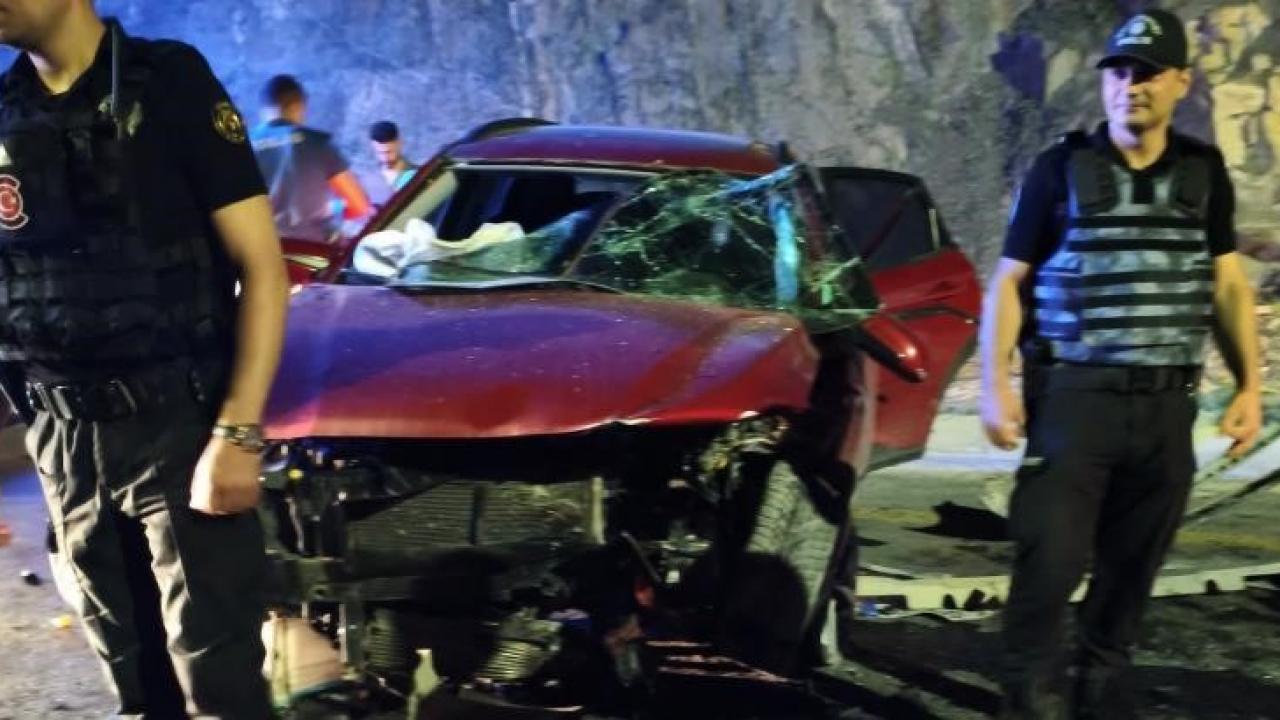 Hakkaride otomobiller kafa kafaya carpisti yaralilar var z6PwJh8h